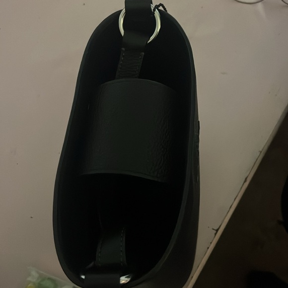 Coach Sophie Bucket bag with adjustable strap and magnet closure.Never worn. - Picture 4 of 6